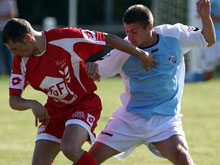 Trs actif dimanche dernier contre Reipertswiller, David Ledy ( droite) sera l'une des armes offensives des stagiaires du Racing contre le FR Haguenau dimanche, en clotre du Festifoot 2007.