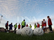 Coucher de soleil sur le stade municipal de Weitbruch o l'quipe I seniors se prpare  dcouvrir la Promotion pour la premire fois dans l'histoire du club.