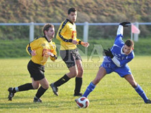 Malgr leur volont les joueurs du FC Wissembourg ( gauche) ont d cder  Neewiller.