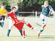 Ozcan Kose, au centre, et Niederlauterbach freinent lAS Hunspach.