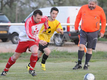 L'attaquant de Hatten est devanc par le dfenseur de Schoenenbourg, mais c'est Hatten qui se qualifie en coupe du Crdit Mutuel. 