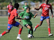 Les SR Colmar - ici en vert - face aux stagiaires du Racing, et le FC Mulhouse - en rouge - contre Belfort : deux des principales affiches du Festifoot de Mothern.