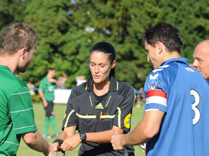 Sverine Zinck, la 1re arbitre fminine  voluer en National, a fait la Une de l'mission  66 Minutes .