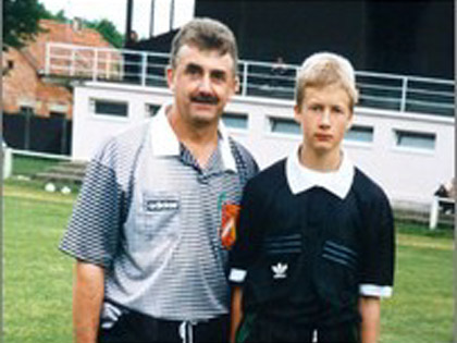 Grard Schmitt, quarante ans darbitrage en Ligue dAlsace, mais aussi une passion transmise  son fils Nicolas, ici en 1996, avant mme quil ne soit lui-mme arbitre.