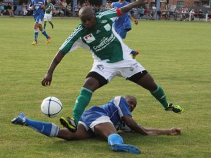 Edson Siasia tacl par William Sery et le Sporting se sont logiquement inclins.