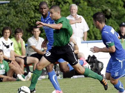 La prsence dans les rangs dHoffenheim II de linternational hollandais Ryan Babel, ici derrire Farez Brahmia (maillot vert), a constitu une sacre surprise pour les Verts.