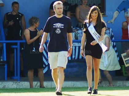 Laetitia Joerger, premire dauphine de Miss Alsace 2012, avait donn le coup denvoi lan dernier de la 6 e dition du Festifoot avec Nicolas Schmitt.