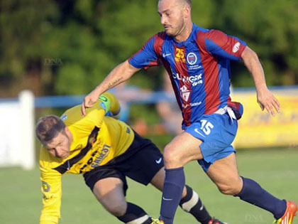 Cdric Stoll ( droite) marque le 3 e but pour Haguenau. // Photo DNA  Franck Kobi