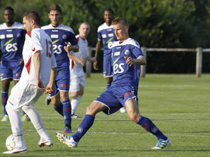 Si Julien Perrin (2e bleu en partant de la gauche) manquera  l'appel ces prochaines semaines, Jrmy Grimm (au centre) sera bien l ce soir contre Dudelange. // Photo Herv Kielwasser