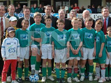 L'quipe gagnante du FC Seltz pose avec les officiels.